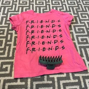 Friends T-shirt with green hair clip